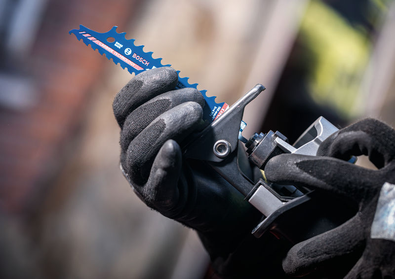 Einsetzen des Sägeblatts der Bosch SabreSaw in die Säge. Detailbild